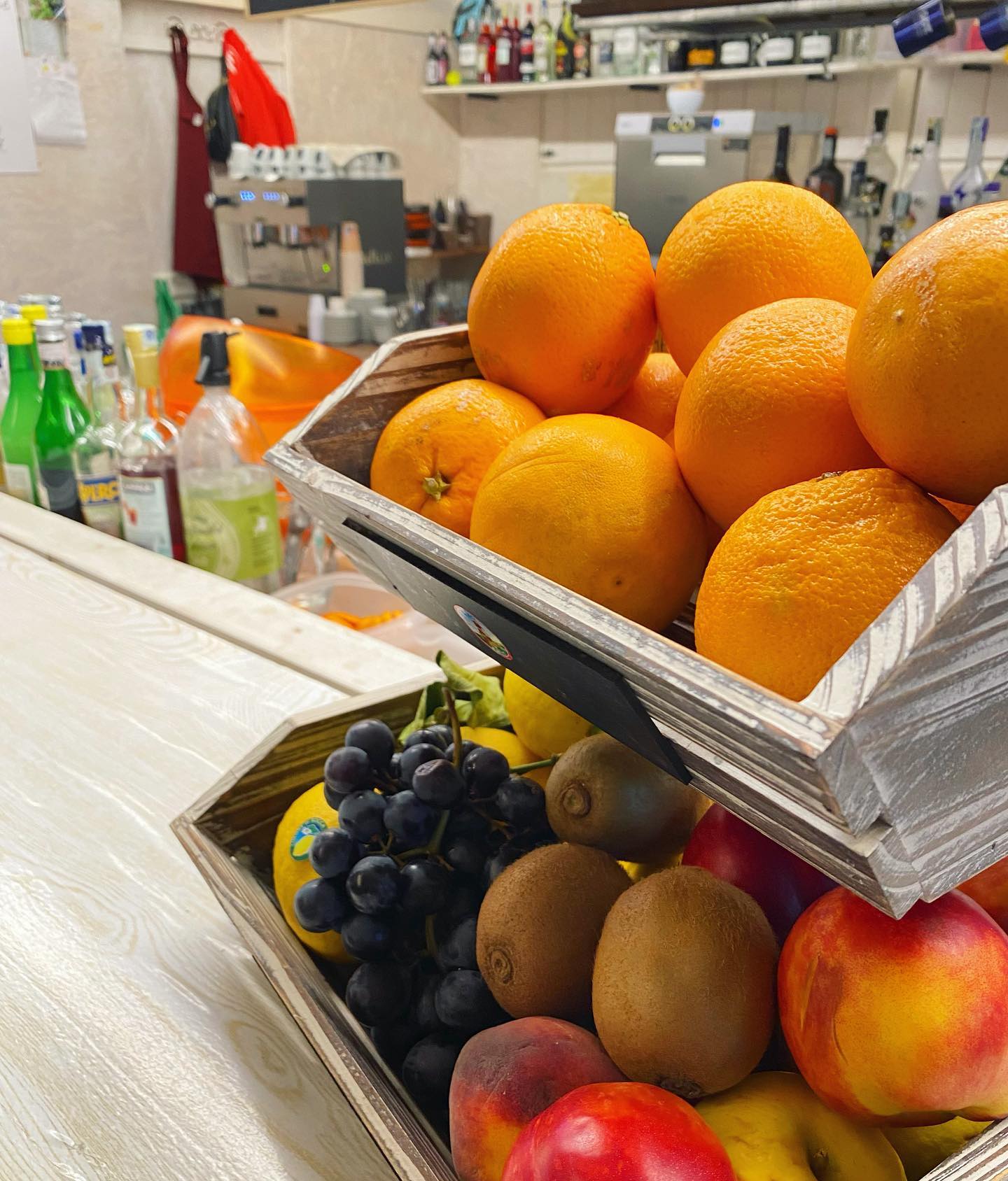 Bancone bar con frutta fresca