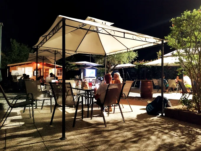Area bar e gazebo di sera